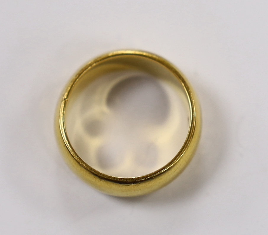 An Edwardian 22ct gold wedding band, size N, 12.5 grams.